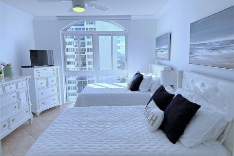Condo in Hallandale Beach, Florida, 2 bedrooms  № 1895705 - photo 16