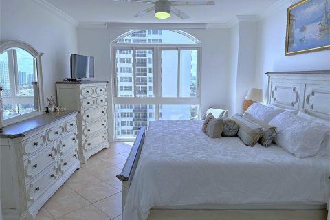 Condo in Hallandale Beach, Florida, 2 bedrooms  № 1895705 - photo 8