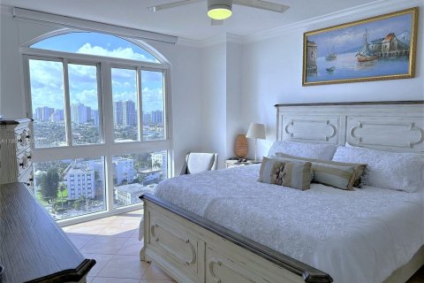 Condo in Hallandale Beach, Florida, 2 bedrooms  № 1895705 - photo 7