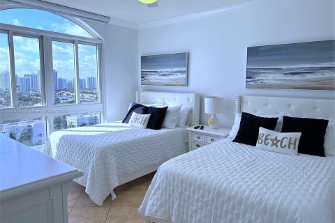 Condo in Hallandale Beach, Florida, 2 bedrooms  № 1895705 - photo 15