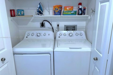 Condo in Hallandale Beach, Florida, 2 bedrooms  № 1895705 - photo 20