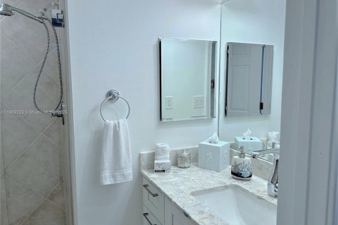 Condo in Hallandale Beach, Florida, 2 bedrooms  № 1895705 - photo 18