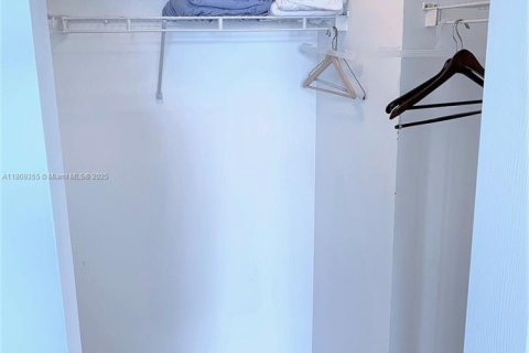 Condo in Hallandale Beach, Florida, 2 bedrooms  № 1895705 - photo 17