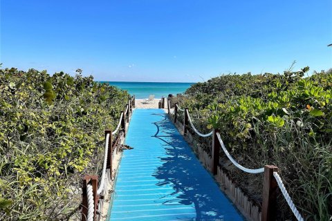 Condo in Hallandale Beach, Florida, 2 bedrooms  № 1895705 - photo 21