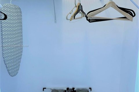 Condo in Hallandale Beach, Florida, 2 bedrooms  № 1895705 - photo 9