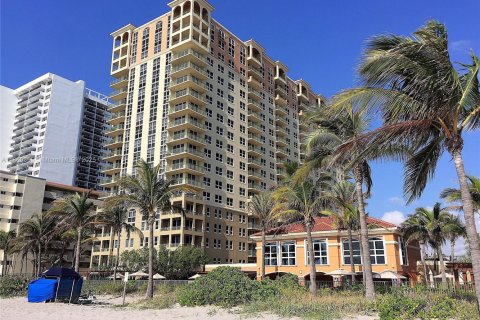 Condo in Hallandale Beach, Florida, 2 bedrooms  № 1895705 - photo 24