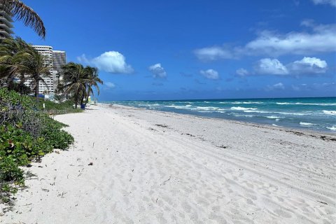 Condo in Hallandale Beach, Florida, 2 bedrooms  № 1895705 - photo 23