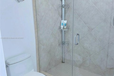 Condo in Hallandale Beach, Florida, 2 bedrooms  № 1895705 - photo 19