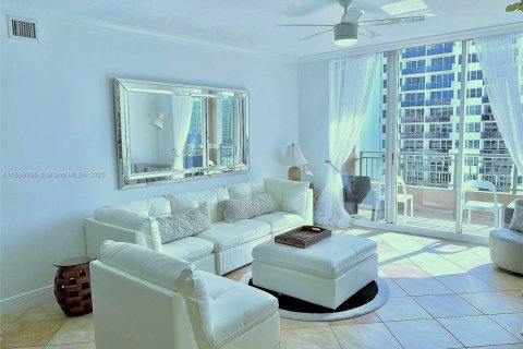 Condo in Hallandale Beach, Florida, 2 bedrooms  № 1895705 - photo 12