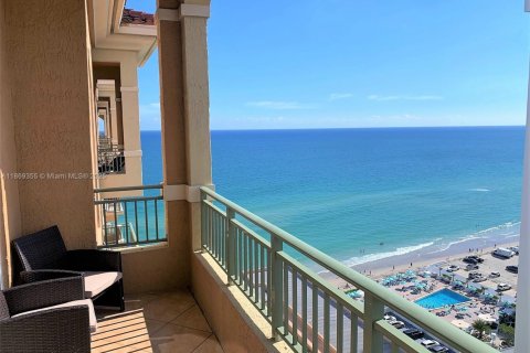 Condo in Hallandale Beach, Florida, 2 bedrooms  № 1895705 - photo 2