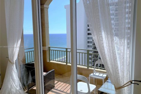 Condo in Hallandale Beach, Florida, 2 bedrooms  № 1895705 - photo 13