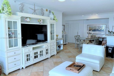 Condo in Hallandale Beach, Florida, 2 bedrooms  № 1895705 - photo 14