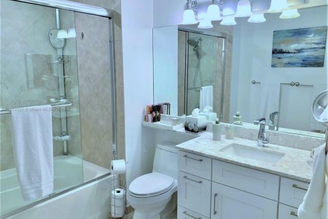 Condo in Hallandale Beach, Florida, 2 bedrooms  № 1895705 - photo 10