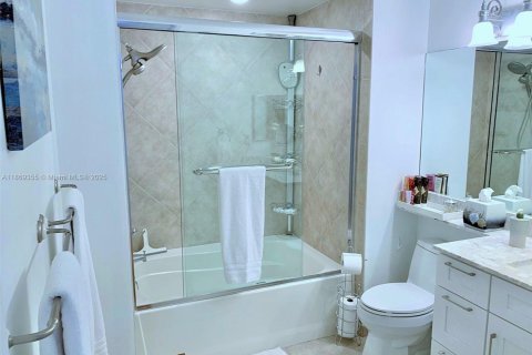 Condo in Hallandale Beach, Florida, 2 bedrooms  № 1895705 - photo 11
