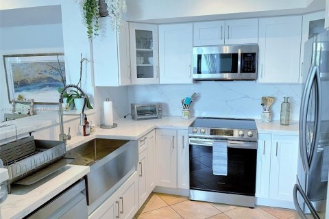 Condo in Hallandale Beach, Florida, 2 bedrooms  № 1895705 - photo 5