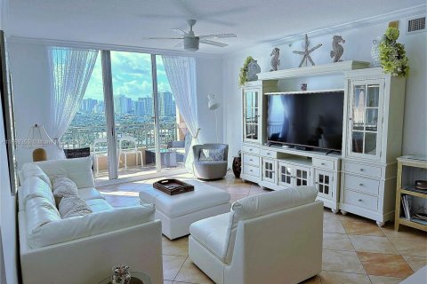 Condo in Hallandale Beach, Florida, 2 bedrooms  № 1895705 - photo 1