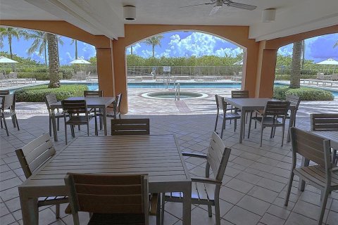 Condo in Hallandale Beach, Florida, 2 bedrooms  № 1895705 - photo 30