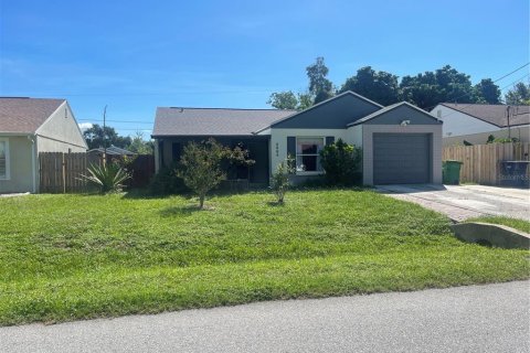 House in Tampa, Florida 3 bedrooms, 113.9 sq.m. № 2368830