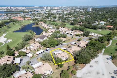 Townhouse in Saint Petersburg, Florida 3 bedrooms, 148.64 sq.m. № 2109976 - photo 21