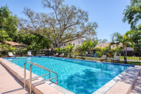 Townhouse in Saint Petersburg, Florida 3 bedrooms, 148.64 sq.m. № 2109976 - photo 23