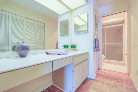 Townhouse in Saint Petersburg, Florida 3 bedrooms, 148.64 sq.m. № 2109976 - photo 30
