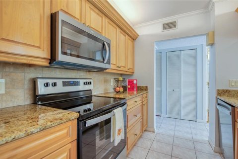 Townhouse in Saint Petersburg, Florida 3 bedrooms, 148.64 sq.m. № 2109976 - photo 7