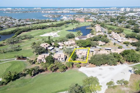Townhouse in Saint Petersburg, Florida 3 bedrooms, 148.64 sq.m. № 2109976 - photo 2