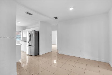 Casa en venta en Hialeah, Florida, 3 dormitorios, 119.57 m2 № 2066135 - foto 14