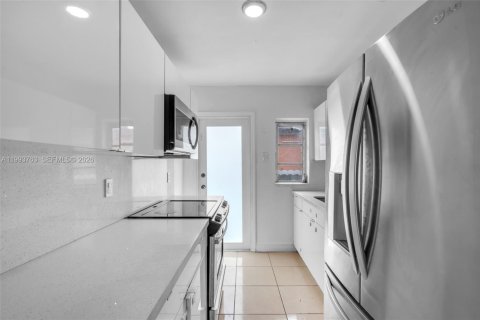 Casa en venta en Hialeah, Florida, 3 dormitorios, 119.57 m2 № 2066135 - foto 3