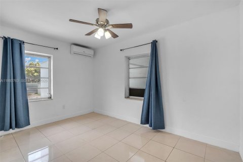 Casa en venta en Hialeah, Florida, 3 dormitorios, 119.57 m2 № 2066135 - foto 18