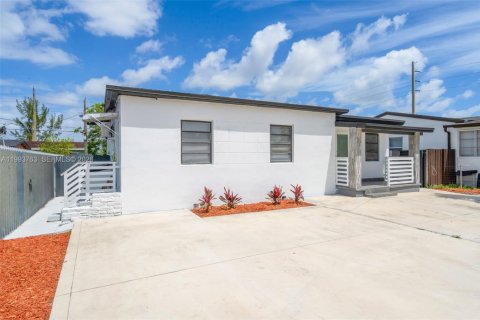 Casa en venta en Hialeah, Florida, 3 dormitorios, 119.57 m2 № 2066135 - foto 2