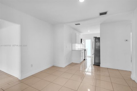 Casa en venta en Hialeah, Florida, 3 dormitorios, 119.57 m2 № 2066135 - foto 13