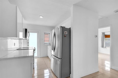 Casa en venta en Hialeah, Florida, 3 dormitorios, 119.57 m2 № 2066135 - foto 16