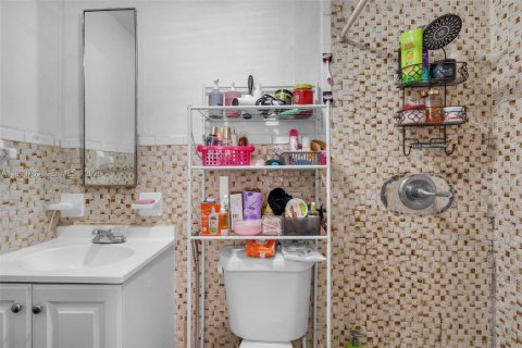 Casa en venta en Hialeah, Florida, 3 dormitorios, 119.57 m2 № 2066135 - foto 30
