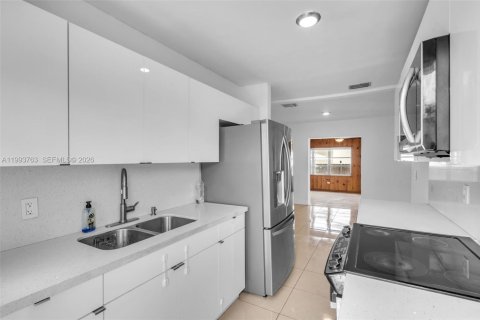 Casa en venta en Hialeah, Florida, 3 dormitorios, 119.57 m2 № 2066135 - foto 17