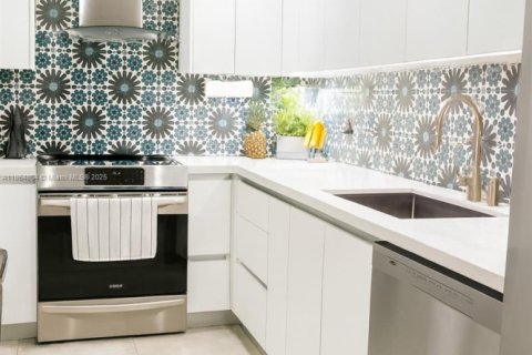 Condo in North Bay Village, Florida, 2 bedrooms  № 1893080 - photo 17