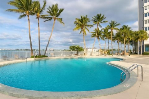 Condo in North Bay Village, Florida, 2 bedrooms  № 1893080 - photo 16