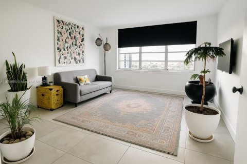 Condo in North Bay Village, Florida, 2 bedrooms  № 1893080 - photo 14