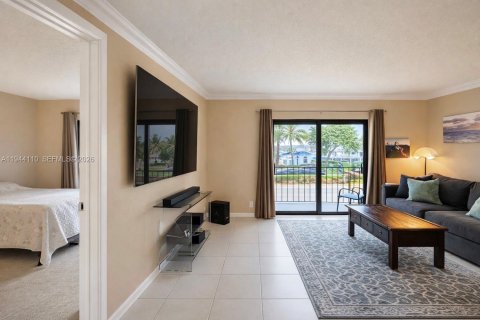 Condo in Lauderdale-by-the-Sea, Florida, 2 bedrooms  № 2004269 - photo 2