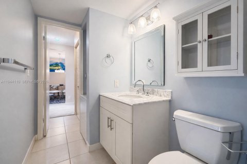Condo in Lauderdale-by-the-Sea, Florida, 2 bedrooms  № 2004269 - photo 25