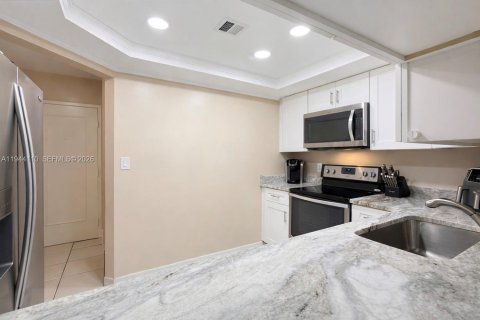 Condo in Lauderdale-by-the-Sea, Florida, 2 bedrooms  № 2004269 - photo 9