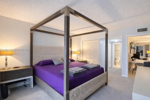 Condo in Lauderdale-by-the-Sea, Florida, 2 bedrooms  № 2004269 - photo 13