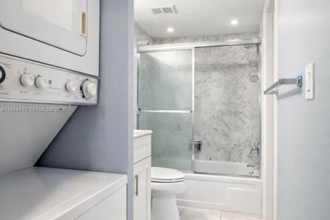 Condo in Lauderdale-by-the-Sea, Florida, 2 bedrooms  № 2004269 - photo 27