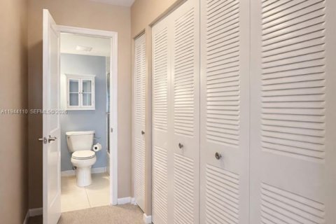 Condo in Lauderdale-by-the-Sea, Florida, 2 bedrooms  № 2004269 - photo 23