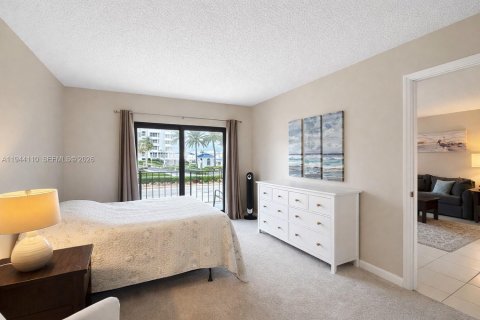 Condo in Lauderdale-by-the-Sea, Florida, 2 bedrooms  № 2004269 - photo 20