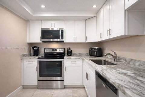 Condo in Lauderdale-by-the-Sea, Florida, 2 bedrooms  № 2004269 - photo 10