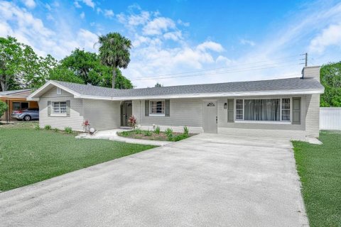 House in Winter Haven, Florida 3 bedrooms, 186.36 sq.m. № 1917712 - photo 1