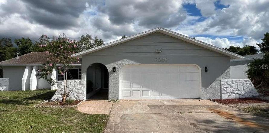 House in Spring Hill, Florida 2 bedrooms, 146.32 sq.m. № 2102980
