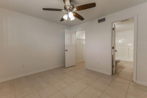 Condo in Englewood, Florida, 2 bedrooms  № 2108386 - photo 13