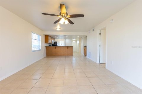 Condo in Englewood, Florida, 2 bedrooms  № 2108386 - photo 11